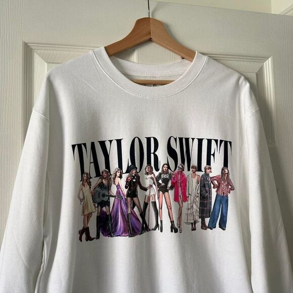 Taylor Swift White MIDNIGHT Sweatshirt.
L (men’s) it’s like a woman’s XL/XXL - Picture 3 of 8